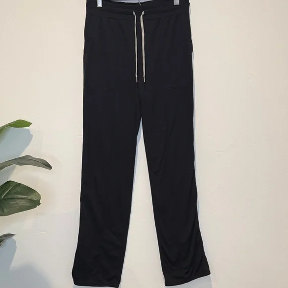 Vuori Women’s Black Drawstring bootcut pants. Small. - Picture 1 of 4